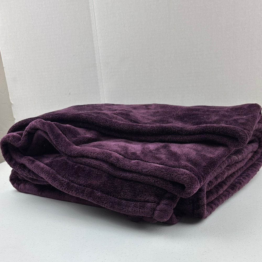 Luxurious Purple Fleece throw 52 x 68